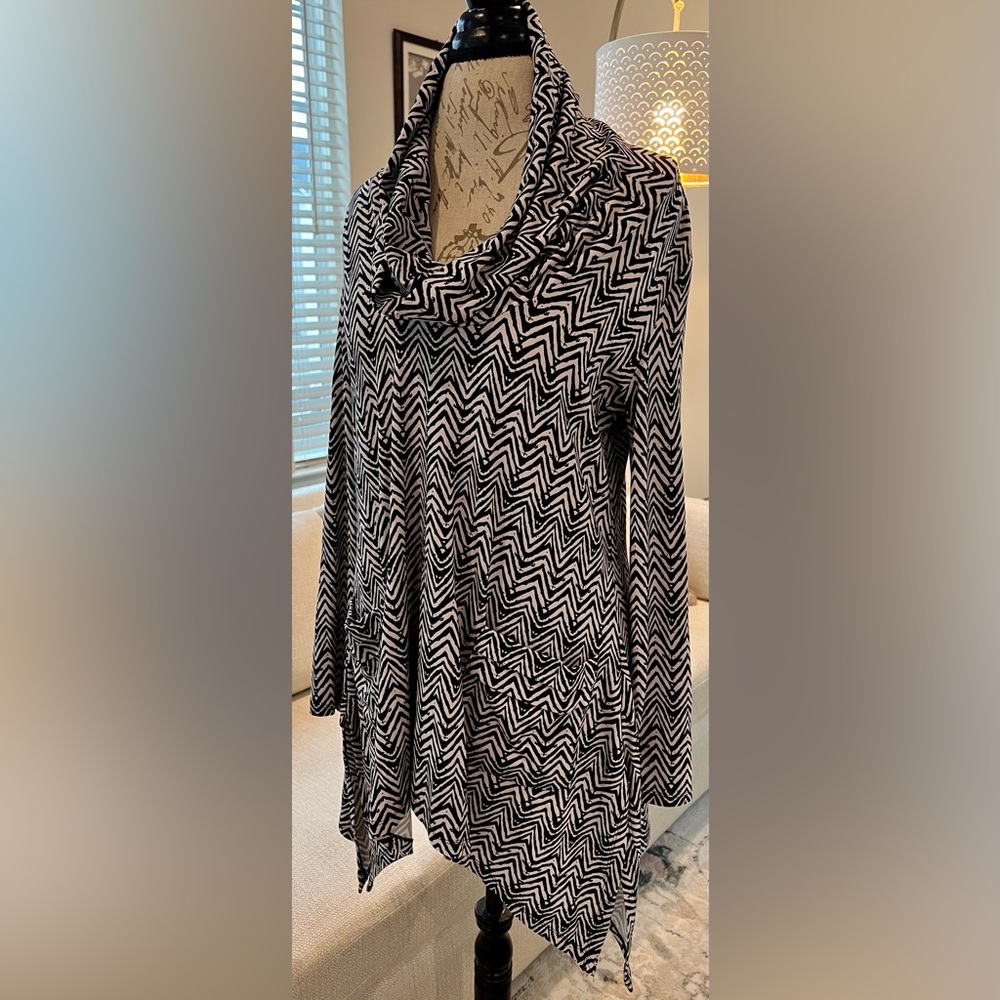 Chelsea & Theodore Black and White Zigzag Tunic - Picture 4 of 16